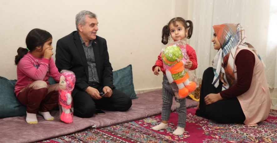 BAŞKAN BEYAZGÜL, HAFTA SONU EV ZİYARETLERİNDE ÇOCUKLARLA VAKİT GEÇİRDİ